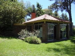 MUY BUENA CASA EN VENTA EN CARLOS PAZ, CON COSTA AL LAGO, ZONA PRIVILEGIADA. BARRIO COSTA AZUL