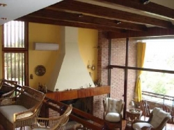 MUY BUENA CASA EN VENTA, EN BARRIO RESIDENCIAL VILLA DEL LAGO, CON PILETA Y VISTA AL LAGO