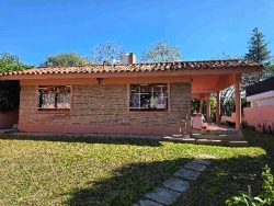 ESTABAS BUSCANDO ESTA CASA EN CARLOS PAZ - VENTA, EN OPORTUNIDAD, A 1 CUADRA DEL RÍO - PLAYAS DE ORO