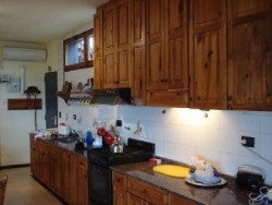 MUY BUENA CASA EN VENTA, EN BARRIO RESIDENCIAL VILLA DEL LAGO, CON PILETA Y VISTA AL LAGO
