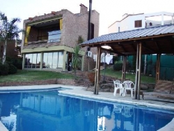 MUY BUENA CASA EN VENTA, EN BARRIO RESIDENCIAL VILLA DEL LAGO, CON PILETA Y VISTA AL LAGO