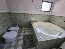EXCELENTE CASA EN VENTA EN VILLA CARLOS PAZ, BARRIO COSTA AZUL, 4 Dormitorios, Vista Panorámica, Calidad y Diseño