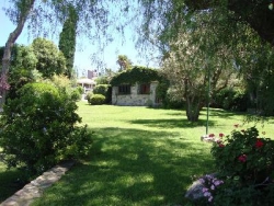 MUY BUENA CASA EN VENTA EN CARLOS PAZ, CON COSTA AL LAGO, ZONA PRIVILEGIADA. BARRIO COSTA AZUL