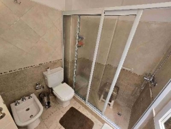 EXCELENTE DEPARTAMENTO EN VENTA EN CARLOS PAZ, 2 DORMITORIOS, FRENTE CON BALCÓN A LA CALLE + Patio Propio. EDIFICIO OLIVOS 4