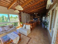 BELLÍSIMA CASA EN VENTA EN ESTANCIA VIEJA, A 2 CUADRAS DEL RIO BALNEARIO, UN LUGAR DE SIERRAS Y RELAX. GRAN PARQUE DE 2.760 mt2