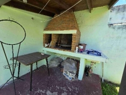 CASA EN PH EN VENTA, EN VILLA CARLOS PAZ, BARRIO CENTRO OESTE, EXCELENTE OPCIÓN DE INVERSIÓN, 1 dorm, Patio verde, Asador. TODOS LOS SERVICIOS.