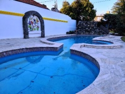 Oportunidad ! BELLISIMA CASA DE CATEGORÍA EN VENTA EN CARLOS PAZ, FRENTE AL RÍO, TODOS LOS SERVICIOS. LAS ENSENADAS