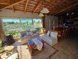 BELLÍSIMA CASA EN VENTA EN ESTANCIA VIEJA, A 2 CUADRAS DEL RIO BALNEARIO, UN LUGAR DE SIERRAS Y RELAX. GRAN PARQUE DE 2.760 mt2
