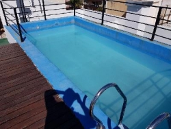 MUY BELLO DEPARTAMENTO EN VENTA EN CARLOS PAZ, CÉNTRICO, AL FRENTE CON BALCÓN A LA CALLE. 2 Dormitorios, baño + toilette