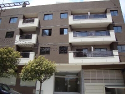 EXCELENTE DEPARTAMENTO EN VENTA EN CARLOS PAZ, 2 DORMITORIOS, FRENTE CON BALCÓN A LA CALLE + Patio Propio. EDIFICIO OLIVOS 4