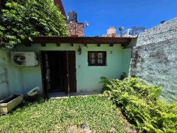 CASA EN PH EN VENTA, EN VILLA CARLOS PAZ, BARRIO CENTRO OESTE, EXCELENTE OPCIÓN DE INVERSIÓN, 1 dorm, Patio verde, Asador. TODOS LOS SERVICIOS.