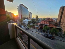 EXCELENTE DEPARTAMENTO EN VENTA EN CARLOS PAZ, 2 DORMITORIOS, FRENTE CON BALCÓN A LA CALLE + Patio Propio. EDIFICIO OLIVOS 4