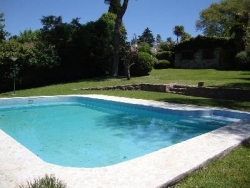MUY BUENA CASA EN VENTA EN CARLOS PAZ, CON COSTA AL LAGO, ZONA PRIVILEGIADA. BARRIO COSTA AZUL
