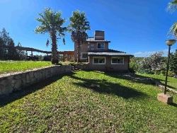 BELLÍSIMA CASA EN VENTA EN ESTANCIA VIEJA, A 2 CUADRAS DEL RIO BALNEARIO, UN LUGAR DE SIERRAS Y RELAX. GRAN PARQUE DE 2.760 mt2