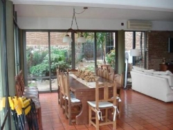 MUY BUENA CASA EN VENTA, EN BARRIO RESIDENCIAL VILLA DEL LAGO, CON PILETA Y VISTA AL LAGO