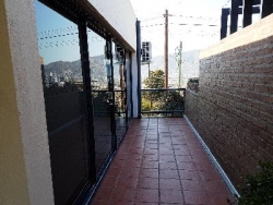 EXCELENTE CASA EN VENTA EN VILLA CARLOS PAZ, BARRIO ALTAMENTE RESIDENCIAL CON VISTA PANORÁMICA