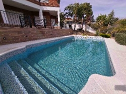 EXCELENTE CASA EN VENTA EN VILLA CARLOS PAZ, BARRIO COSTA AZUL, 4 Dormitorios, Vista Panorámica, Calidad y Diseño