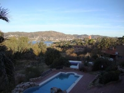 MUY BUENA CASA EN VENTA, EN BARRIO RESIDENCIAL VILLA DEL LAGO, CON PILETA Y VISTA AL LAGO
