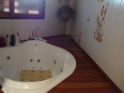 MUY BUENA CASA EN VENTA, EN BARRIO RESIDENCIAL VILLA DEL LAGO, CON PILETA Y VISTA AL LAGO