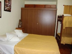MUY LINDA CASA EN VENTA EN VILLA CARLOS PAZ, CON PILETA Y AMPLIO PARQUE. Todos los Servicios.