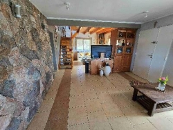 BELLÍSIMA CASA EN VENTA EN ESTANCIA VIEJA, A 2 CUADRAS DEL RIO BALNEARIO, UN LUGAR DE SIERRAS Y RELAX. GRAN PARQUE DE 2.760 mt2