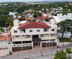 BELLO DEPARTAMENTO EN VENTA EN CARLOS PAZ, 2 DORMITORIOS, CON BALCÓN A LA CALLE.