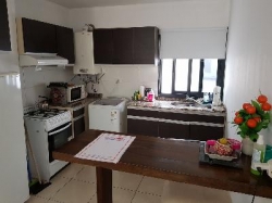 MUY BELLO DEPARTAMENTO EN VENTA EN CARLOS PAZ, CÉNTRICO, AL FRENTE CON BALCÓN A LA CALLE. 2 Dormitorios, baño + toilette