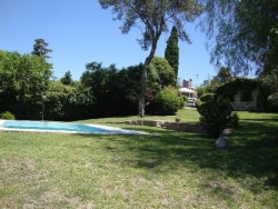 MUY BUENA CASA EN VENTA EN CARLOS PAZ, CON COSTA AL LAGO, ZONA PRIVILEGIADA. BARRIO COSTA AZUL
