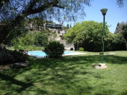 MUY BUENA CASA EN VENTA EN CARLOS PAZ, CON COSTA AL LAGO, ZONA PRIVILEGIADA. BARRIO COSTA AZUL