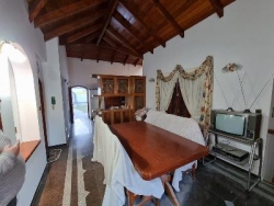 Oportunidad ! BELLISIMA CASA DE CATEGORÍA EN VENTA EN CARLOS PAZ, FRENTE AL RÍO, TODOS LOS SERVICIOS. LAS ENSENADAS