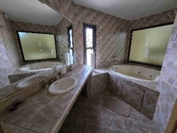 EXCELENTE CASA EN VENTA EN VILLA CARLOS PAZ, BARRIO COSTA AZUL, 4 Dormitorios, Vista Panorámica, Calidad y Diseño