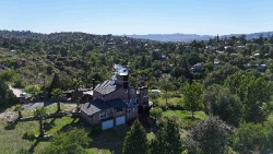 BELLÍSIMA CASA EN VENTA EN ESTANCIA VIEJA, A 2 CUADRAS DEL RIO BALNEARIO, UN LUGAR DE SIERRAS Y RELAX. GRAN PARQUE DE 2.760 mt2