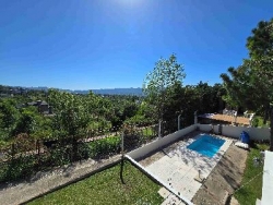 BELLA CASA EN VENTA EN VILLA CARLOS PAZ, CON PILETA, Bº Villa del Lago, Residencial, con excelente vista panorámica.