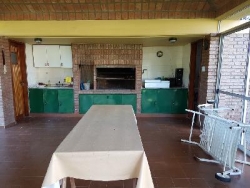 MUY BUENA CASA EN VENTA EN CARLOS PAZ, CON COSTA AL LAGO, ZONA PRIVILEGIADA. BARRIO COSTA AZUL