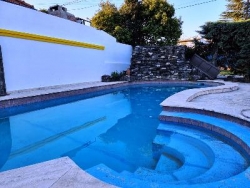 Oportunidad ! BELLISIMA CASA DE CATEGORÍA EN VENTA EN CARLOS PAZ, FRENTE AL RÍO, TODOS LOS SERVICIOS. LAS ENSENADAS