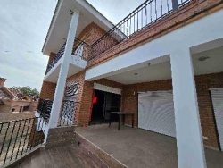 EXCELENTE CASA EN VENTA EN VILLA CARLOS PAZ, BARRIO COSTA AZUL, 4 Dormitorios, Vista Panorámica, Calidad y Diseño