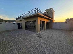 EXCELENTE DEPARTAMENTO EN VENTA EN CARLOS PAZ, 2 DORMITORIOS, FRENTE CON BALCÓN A LA CALLE + Patio Propio. EDIFICIO OLIVOS 4