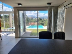 EXCELENTE CASA EN VENTA EN VILLA CARLOS PAZ, 2 DORMITORIOS, PILETA, VISTA PANORÁMICA, 4 AÑOS DE ANTIGÜEDAD