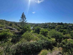 BELLÍSIMA CASA EN VENTA EN ESTANCIA VIEJA, A 2 CUADRAS DEL RIO BALNEARIO, UN LUGAR DE SIERRAS Y RELAX. GRAN PARQUE DE 2.760 mt2