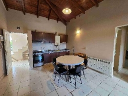 BELLO DEPARTAMENTO EN VENTA EN CARLOS PAZ, 2 DORMITORIOS, CON BALCÓN A LA CALLE.