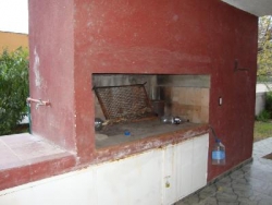 MUY LINDA CASA EN VENTA EN VILLA CARLOS PAZ, CON PILETA Y AMPLIO PARQUE. Todos los Servicios.
