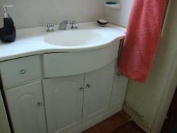MUY LINDA CASA EN VENTA EN VILLA CARLOS PAZ, CON PILETA Y AMPLIO PARQUE. Todos los Servicios.