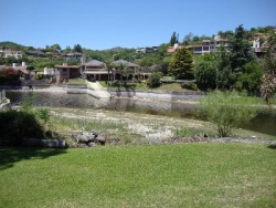 MUY BUENA CASA EN VENTA EN CARLOS PAZ, CON COSTA AL LAGO, ZONA PRIVILEGIADA. BARRIO COSTA AZUL