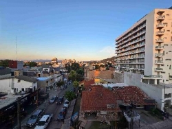EXCELENTE DEPARTAMENTO EN VENTA EN CARLOS PAZ, 2 DORMITORIOS, FRENTE CON BALCÓN A LA CALLE + Patio Propio. EDIFICIO OLIVOS 4