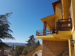 MUY LINDA CASA EN VENTA EN VILLA CARLOS PAZ, Bº VILLA DEL LAGO, CON HERMOSA VISTA PANORÁMICA