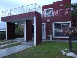 MUY LINDA CASA EN VENTA EN VILLA CARLOS PAZ, CON PILETA Y AMPLIO PARQUE. Todos los Servicios.