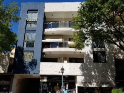 MUY BELLO DEPARTAMENTO EN VENTA EN CARLOS PAZ, CÉNTRICO, AL FRENTE CON BALCÓN A LA CALLE. 2 Dormitorios, baño + toilette