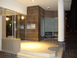 MUY LINDO LOCAL EN VENTA EN VILLA CARLOS PAZ, ZONA COSTANERA CENTRO, A 4 CUADRAS DE PEATONAL, FRENTE A LA PLAZA DE ZONA ZEBRA CLUB.