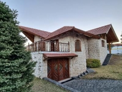 Oportunidad ! BELLISIMA CASA DE CATEGORÍA EN VENTA EN CARLOS PAZ, FRENTE AL RÍO, TODOS LOS SERVICIOS. LAS ENSENADAS