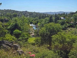 BELLÍSIMA CASA EN VENTA EN ESTANCIA VIEJA, A 2 CUADRAS DEL RIO BALNEARIO, UN LUGAR DE SIERRAS Y RELAX. GRAN PARQUE DE 2.760 mt2